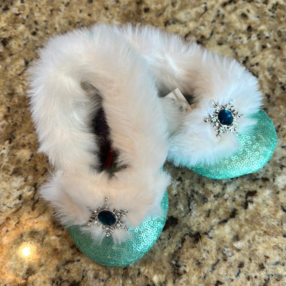 SZ 9/10 DISNEY FROZEN HOUSE SLIPPERS. EXCELLENT CONDITION.